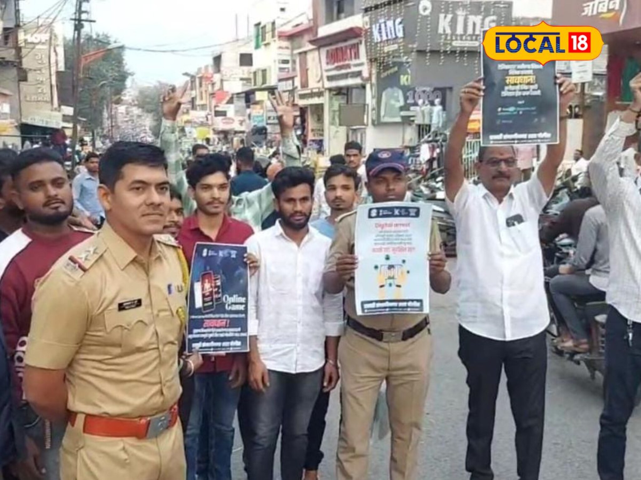 ‎दिवाळीत ऑनलाइन फसवणूक, पोलिस थेट उतरले बाजारात, नागरिकांमध्ये दिला संदेश