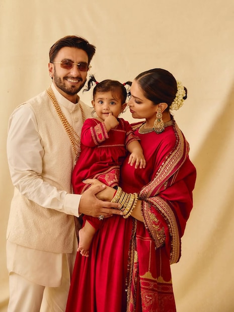 चिमुकल्या दुआनेही लाल रंगाचा सुंदर ड्रेस घातला असून तिने तिच्या आईसोबत ट्विनिंग केलं आहे. दीपिका, रणवीर आणि दुआचे हे गोंडस फॅमिली फोटो सध्या सोशल मीडियावरील चर्चेचा विषय बनले आहेत.