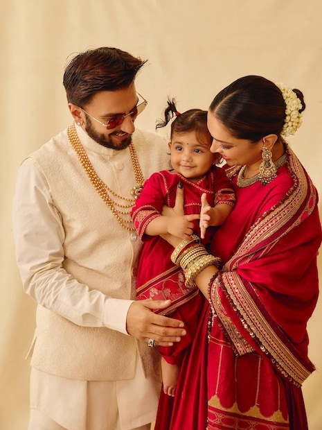 दीपिकाने सोशल मीडियावर शेअर केलेले हे खास कौटुंबिक क्षण सर्वांना त्यांच्या प्रेमात पाडणारे आहेत. या फोटोंमध्ये दीपिका लाल रंगाच्या लेहेंग्यात दिसत आहे, तर तिने दुआला प्रेमाने आपल्या कुशीत घेतले आहे.