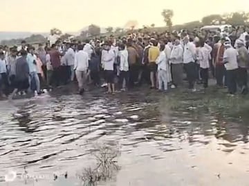 दुर्गादेवीच्या विसर्जनावेळी भीषण अपघात, ट्रॉली तलावात बुडाली, 9 भाविकांचा मृत्यू