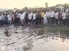 दुर्गादेवीच्या विसर्जनावेळी भीषण अपघात, ट्रॉली तलावात बुडाली, 9 भाविकांचा मृत्यू