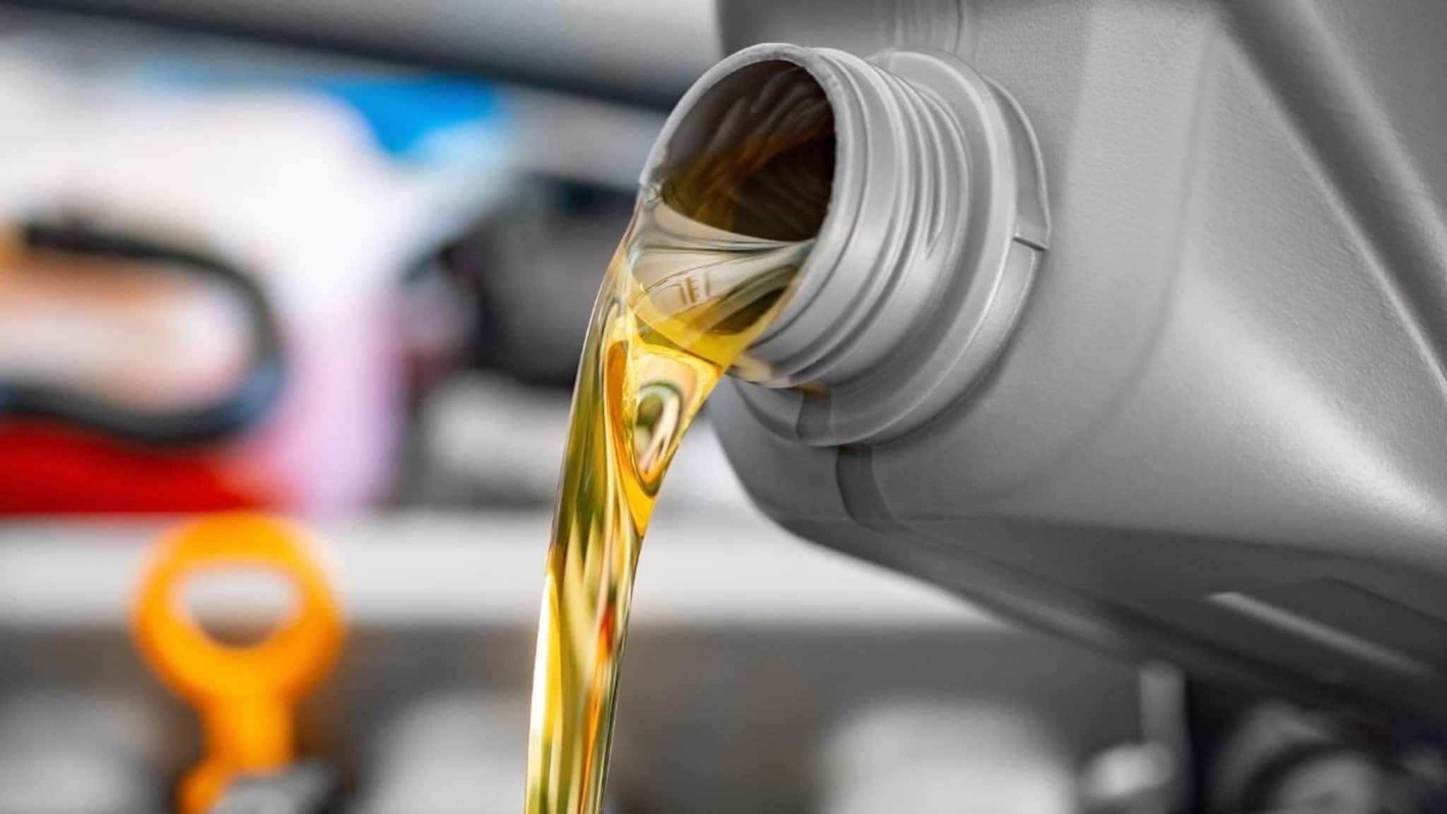 Engine Oil: इंजिन ऑईलबद्दल 99 टक्के लोक चुकतात, कारला बेकार करण्याची चूक तुम्ही तर करत नाही ना?