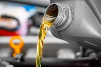 Engine Oil बद्दल 99 टक्के लोक चुकतात, कारला बेकार करण्याची चूक तुम्ही तर...
