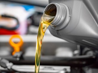 Engine Oil बद्दल 99 टक्के लोक चुकतात, कारला बेकार करण्याची चूक तुम्ही तर...