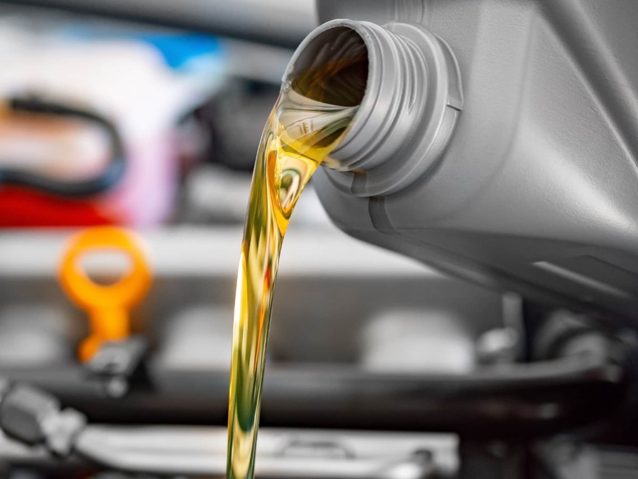 Engine Oil: इंजिन ऑईलबद्दल 99 टक्के लोक चुकतात, कारला बेकार करण्याची चूक तुम्ही तर करत नाही ना?