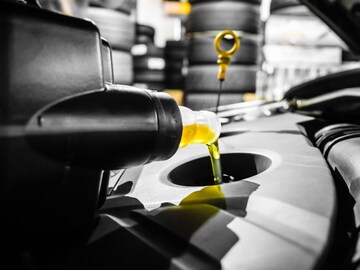 Engine Oil बद्दल 99 टक्के लोक चुकतात, कारला बेकार करण्याची चूक तुम्ही तर...
