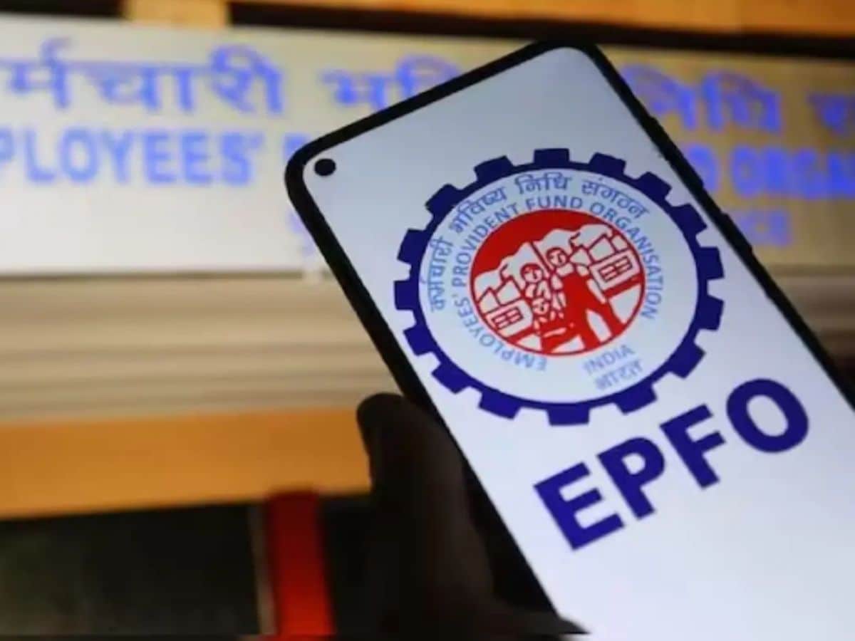 EPFO च्या नियमानुसार, आजारपण, घर खरेदी किंवा बांधकाम, लग्न, तसेच मुलांच्या शिक्षणासाठी PF मधून पैसे काढण्याची परवानगी आहे. मात्र प्रत्येक कारणासाठी वेगवेगळ्या अटी आणि मर्यादा ठरवण्यात आल्या आहेत. त्यामुळे कोणत्या कारणासाठी किती रक्कम मिळू शकते, हे आधी समजून घेणं महत्त्वाचं ठरतं.