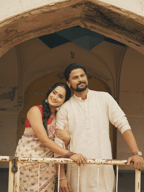जवळचे नातेवाईक आणि मित्र मंडळींच्या उपस्थितीत निषाद आणि एतशाचा साखरपुडा पार पडला.  लवकरच ते लग्नबंधनात अडकणार आहेत. 