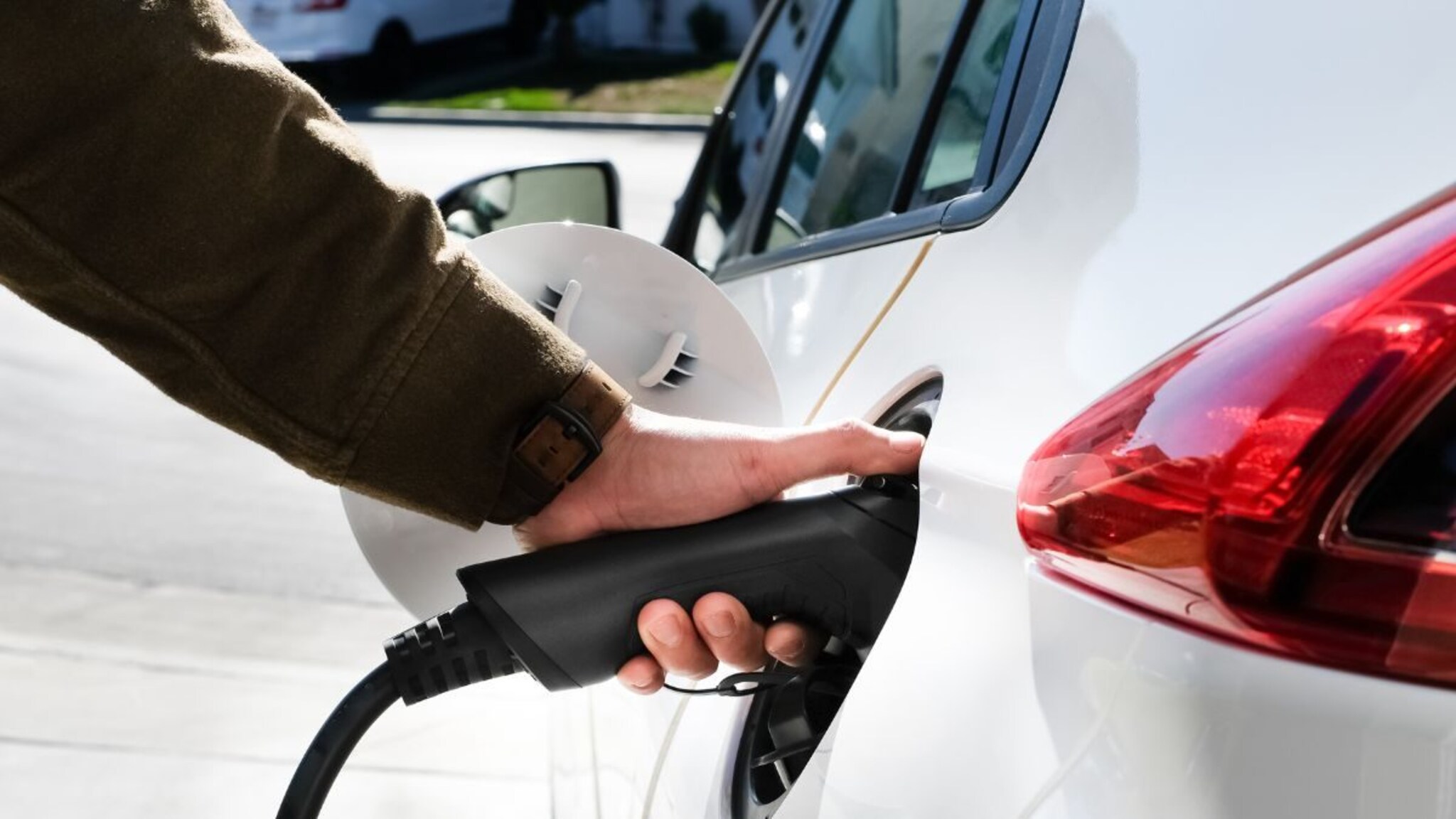 EV Car: सोसायटीत EV चार्जर लावून घ्या! ईलेक्ट्रिक कार होणार CNG गाड्यांपेक्षा स्वस्त, केंद्र सरकारने दिले संकेत