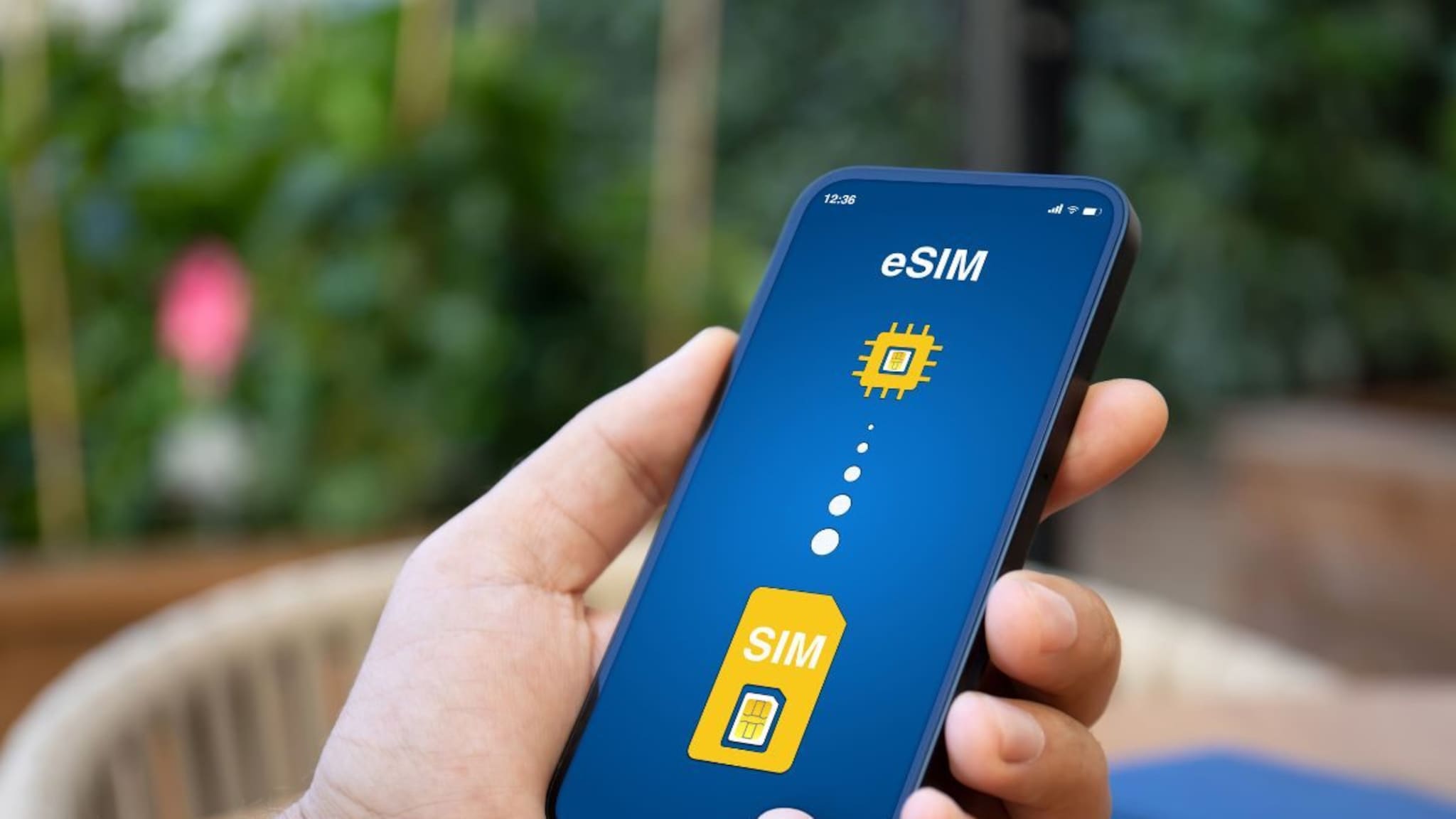eSIM नक्की काय असतं, ते कसं काम करतं? त्याचे फायदे आणि नुकसान लगेच जाणून घ्या