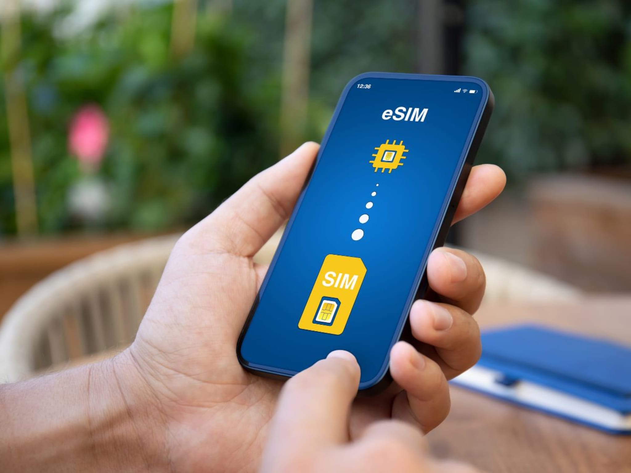 eSIM नक्की काय असतं, ते कसं काम करतं? त्याचे फायदे आणि नुकसान लगेच जाणून घ्या