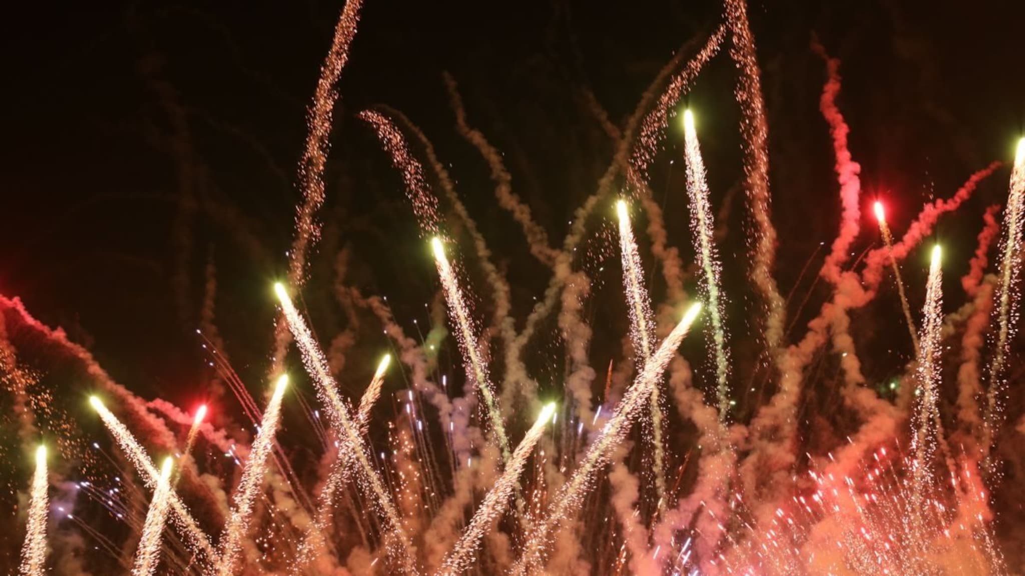 फटाक्यांचं रॉकेट आकाशात किती उंच जातं? छोट्या फटाक्यापासून स्काय शॉर्टपर्यंत सगळ्यामागचं सायन्स समजून घ्या