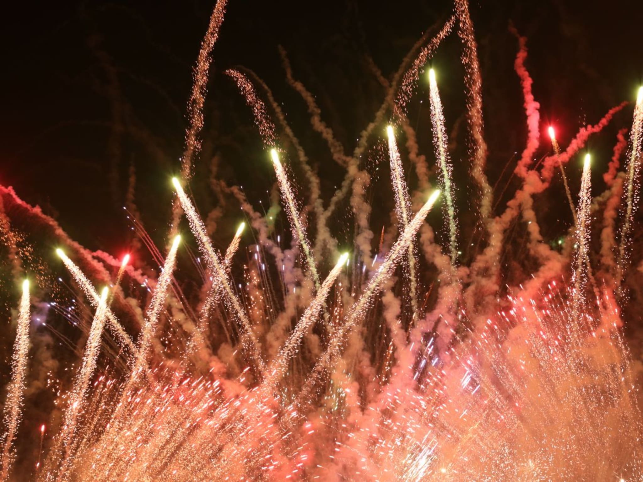 फटाक्यांचं रॉकेट आकाशात किती उंच जातं? छोट्या फटाक्यापासून स्काय शॉर्टपर्यंत सगळ्यामागचं सायन्स समजून घ्या