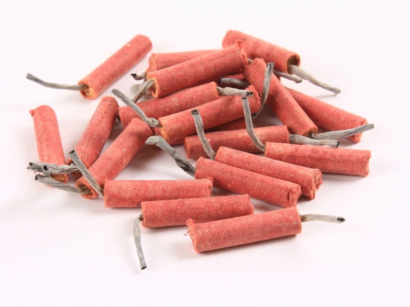 आवाजाची तीव्रता किती असेल हे फटाक्यात वापरलेल्या धातूंच्या मिश्रणावर (metallic compounds), दारुच्या प्रमाणावर आणि फटाका फुटण्याच्या उंचीवर अवलंबून असतं. उदाहरणार्थ, मोठ्या ‘रॉकेट्स’ किंवा ‘बॉम्ब’ फटाक्यांमध्ये दाब आणि धातूंचं प्रमाण जास्त असल्याने त्यांचा आवाजही तीव्र आणि दूरपर्यंत ऐकू येतो.