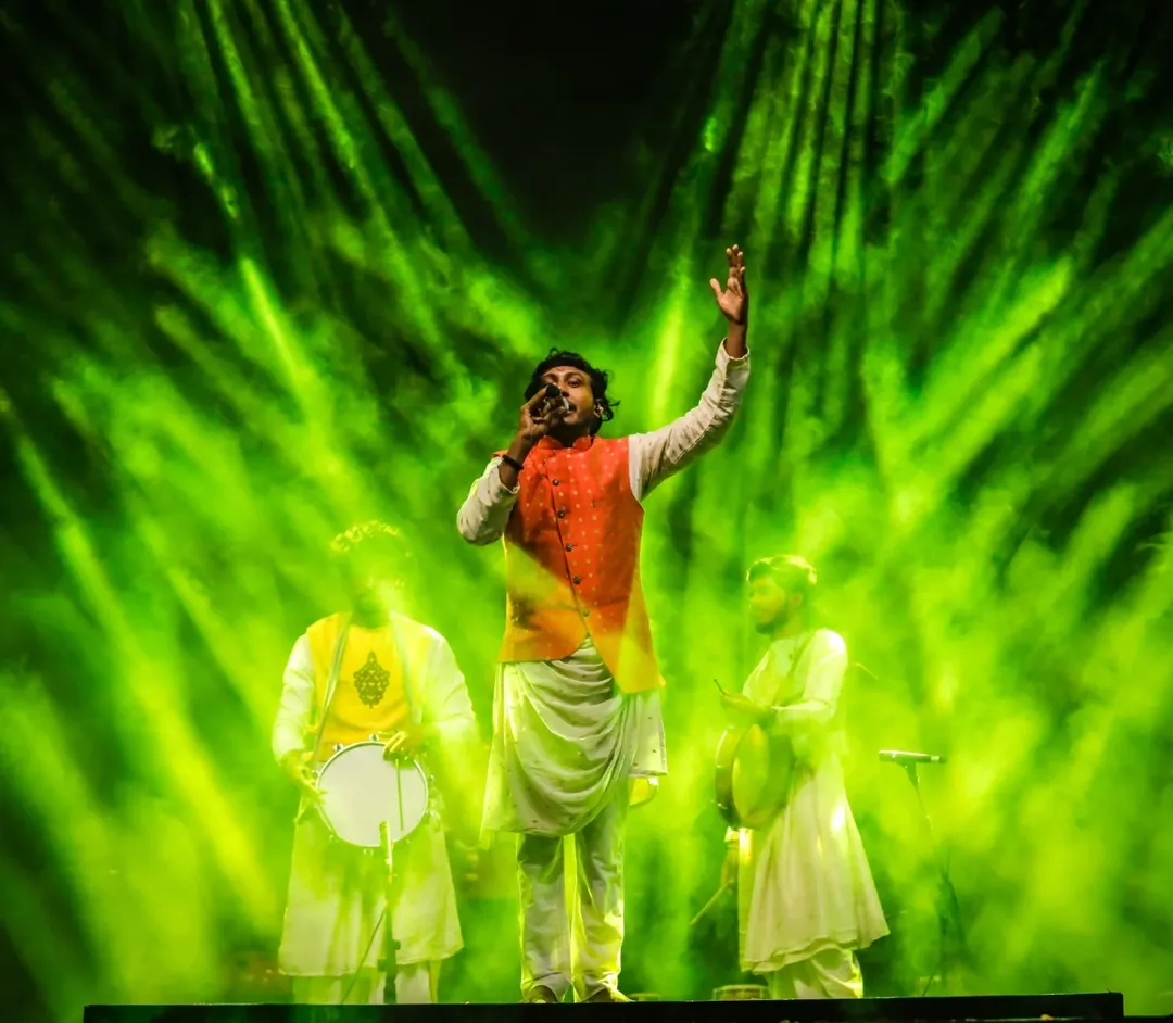 डीजे आणि वेस्टर्न म्युझिकवर थिरकणाऱ्या मंडळींनी आज 'फोक आख्यान' अक्षरश: डोक्यावर घेतलं आहे. या आख्यानाच्या निमित्तानं घाटोळी हा गायनप्रकार महाराष्ट्राला पुन्हा एकदा नव्याने कळला.