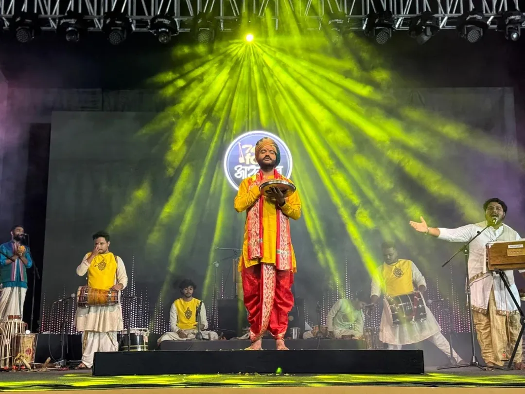 Folk आख्यान: शाहिराची घाटोळी ऐकून भारावले दादा, थेट हातातलं घड्याळच काढून दिलं! Folk आख्यान: शाहिराची घाटोळी ऐकून भारावले दादा, थेट हातातलं घड्याळच काढून दिलं!
