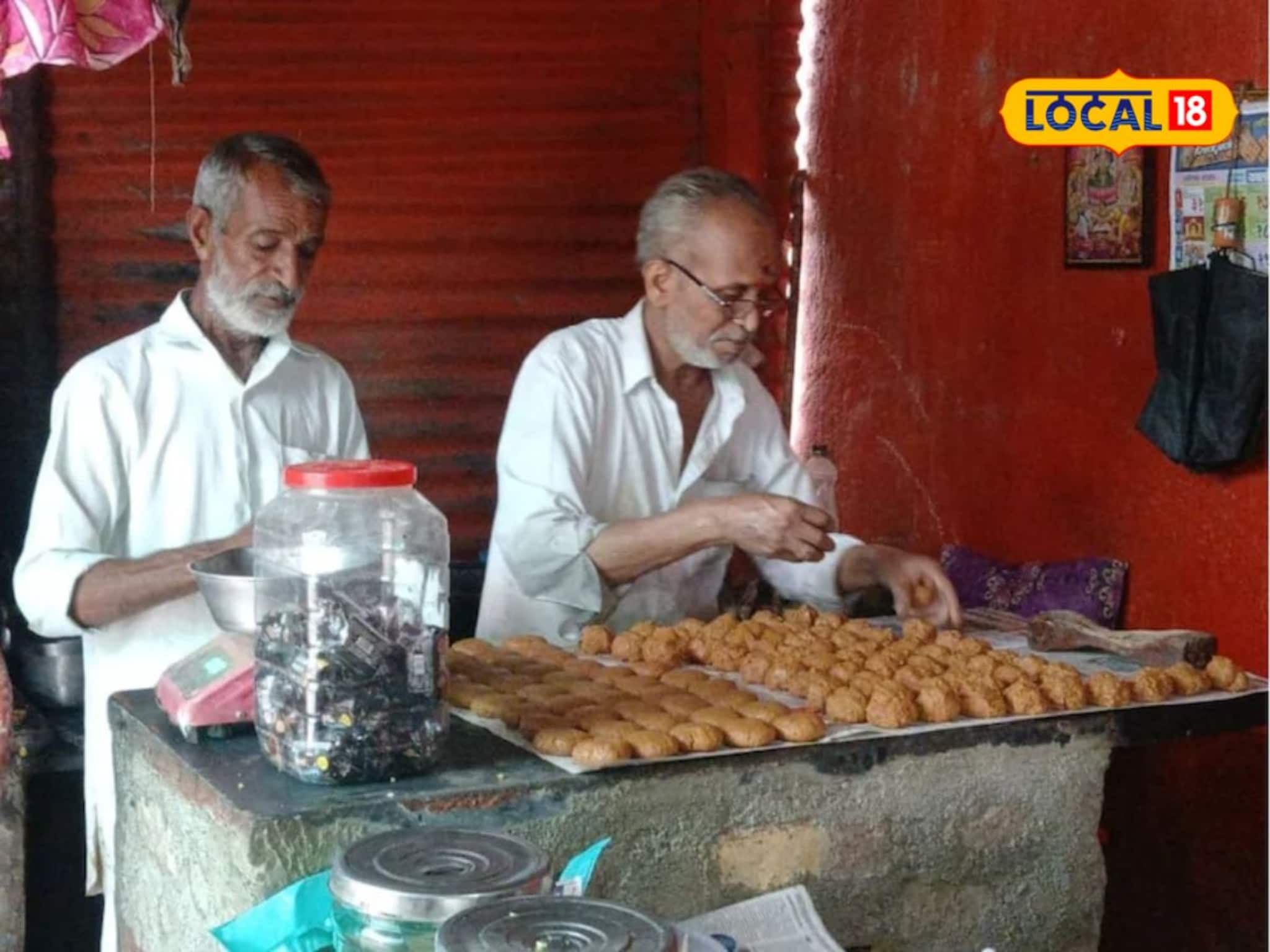Solapur Food : दररोज 40 लिटर दुधाचा बनवला जातो पेढा, काही तासांत होतात गायब, सोलापूरमधील हे ठिकाण माहितीये का?
