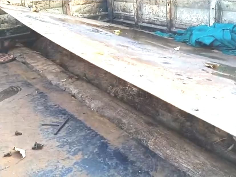 सिरोंचा तालुक्यातून सागवानाच्या लाकडाची तेलंगणा तस्करी करण्यासाठी तस्करांनी  अनोखी शक्कल लढवून वाहनातून तस्करी करण्याचा प्रयत्न केला. मात्र आंतरराज्य वन नाक्यावर झालेल्या तपासणीत हे सागवानाची लाकूड आढळून आलं. 