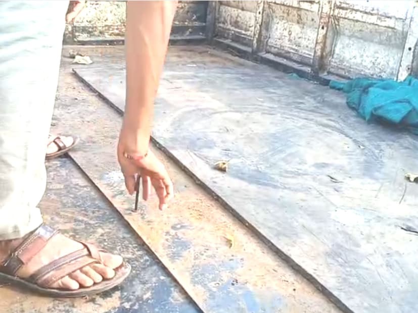  या सागवान तस्करांनी एका ट्रकच्या ट्रॉलीमध्ये पत्र्याचा वापर केला. ट्रॉलीमध्ये पत्र्याचं एक कॅबिन बनवलं होतं. पत्रा असा लावला होता की, ट्रॉलीमध्ये काहीच साहित्य नाही असं वाटत होतं. पण, पत्र्याचे केबिन बंद करण्यासाठी सगळीकडे आतामध्ये नट लावले होते. ते उघडल्यावर आतमध्ये सागवान असल्याचं आढळून आलं.  