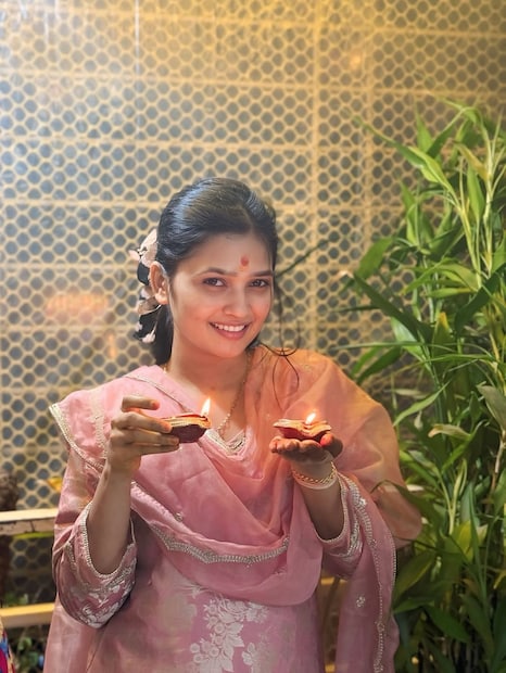 गौतमीचे शिक्षण, तिची लाखो रुपयांची कमाई आणि तिचे खासगी आयुष्य जाणून घेण्यास उत्सुक असलेल्या चाहत्यांसाठी दिवाळीनिमित्त तिने शेअर केलेले फोटो खास पर्वणी ठरले आहेत.