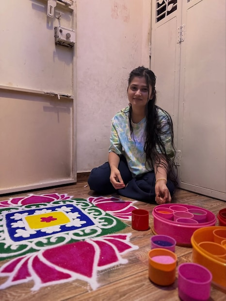 या फोटोंची सर्वात खास गोष्ट म्हणजे, चाहत्यांना गौतमीच्या घराची झलक पाहायला मिळाली आहे. गौतमीने आपले घर अत्यंत साधे आणि नीटनेटके ठेवले आहे. घराच्या दारात तिने कमळाच्या डिझाईनची सुंदर रांगोळी काढली होती, जी तिच्या कलात्मकतेला दाद देणारी आहे.