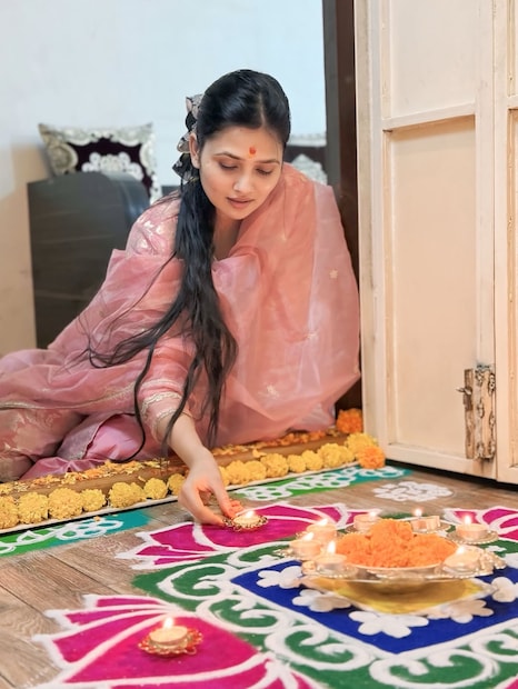महाराष्ट्राच्या विविध जिल्ह्यांमध्ये आणि गावांमध्ये गौतमीच्या नृत्याचे कार्यक्रम होतात आणि या कार्यक्रमांना आजही चाहते मोठी गर्दी करतात. नृत्याच्या माध्यमातून आज ती लाखो रुपये कमवते. तिची ही साधी दिवाळी तिच्या चाहत्यांना खूप आवडली आहे.