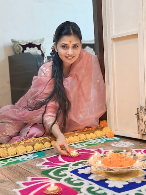 गौतमी पाटीलने इन्स्टाग्रामवर तिच्या दिवाळी सेलिब्रेशनचे काही सुंदर फोटो शेअर केले आहेत. या फोटोंसोबत तिने चाहत्यांना दिवाळीच्या मनःपूर्वक शुभेच्छा दिल्या आहेत.