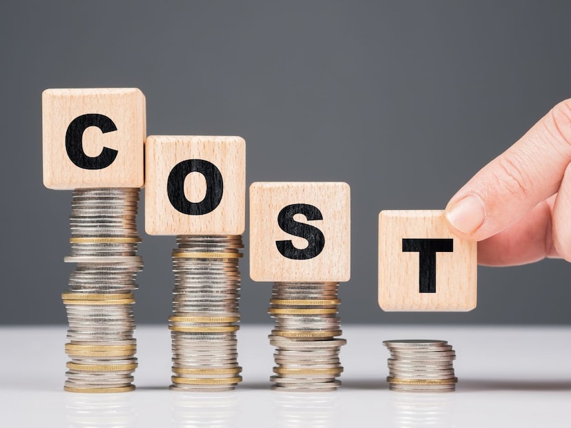 Cost म्हणजे काय?‘Cost’ म्हणजेच लागत किंवा खर्च. एखादी वस्तू किंवा सेवा तयार करण्यासाठी लागणारा एकूण खर्च म्हणजे Cost. यात कच्चा माल, उत्पादन, कामगारांचा पगार, वितरण (Distribution) आणि इतर लागणारे खर्च यांचा समावेश होतो.
उदाहरणार्थ : जर तुम्ही एक खुर्ची तयार करत असाल, तर लाकूड, रंग, कामगार, साधनं आणि वेळ  हे सगळं एकत्र मिळून खुर्चीची Cost ठरते.