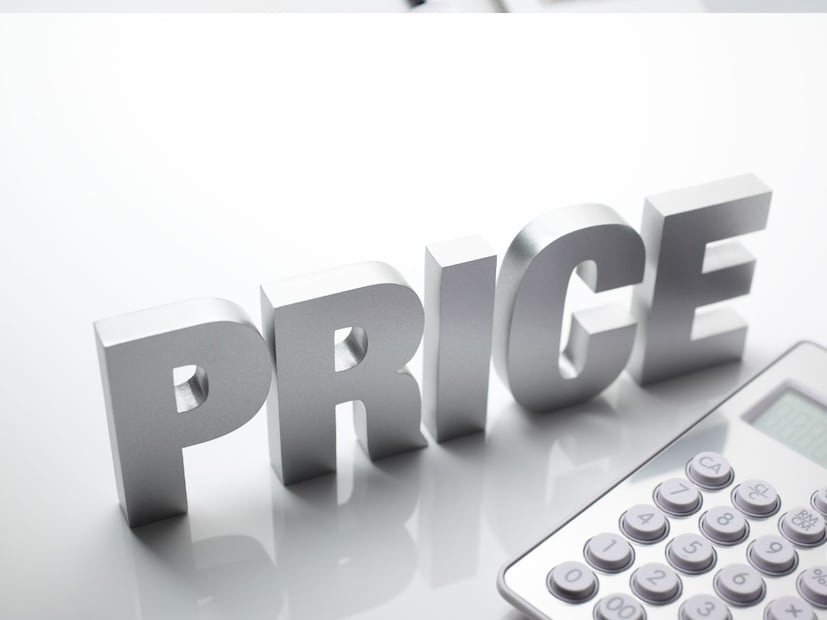 Price म्हणजे काय?‘Price’ म्हणजे ग्राहकाने वस्तू किंवा सेवेसाठी दिलेली रक्कम. म्हणजेच ग्राहकाला एखादी वस्तू मिळवण्यासाठी मोजावी लागणारी किंमत.
Price मध्ये वस्तू तयार करण्याची Cost आणि त्यावर लावलेला नफा (Profit Margin) या दोन्ही गोष्टींचा समावेश असतो.
उदाहरणार्थ जर खुर्ची तयार करायला 800 रुपये लागत असतील आणि तुम्ही ती 1000 रुपयांना विकत असाल, तर त्या खुर्चीची Price = ₹1000 आहे.