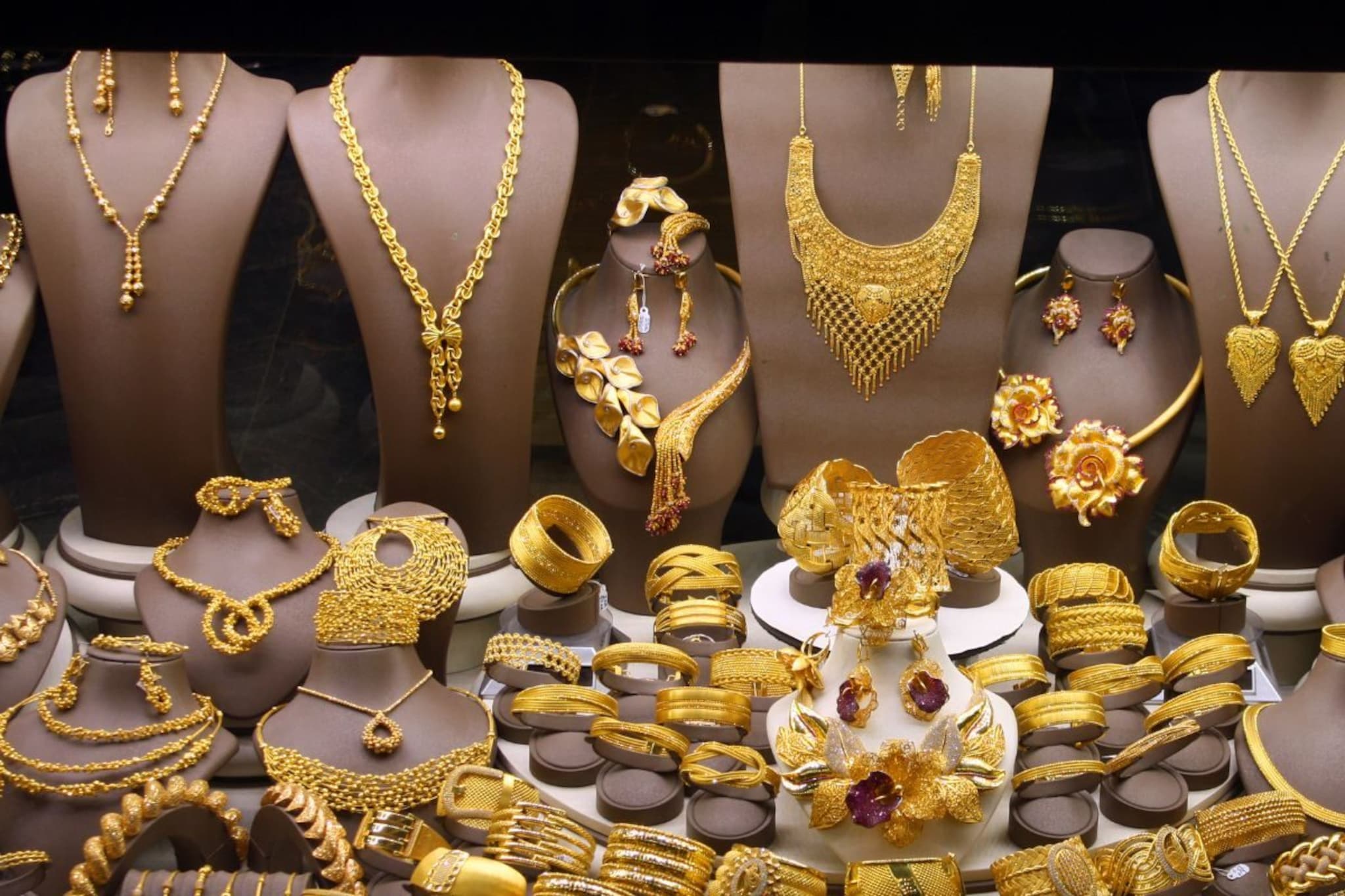 Gold Silver Price Today: चांदीनं गाठला रेकोर्डब्रेक दर, सोनं किती रुपयांनी महागलं? पटापट चेक करा आजचा दर