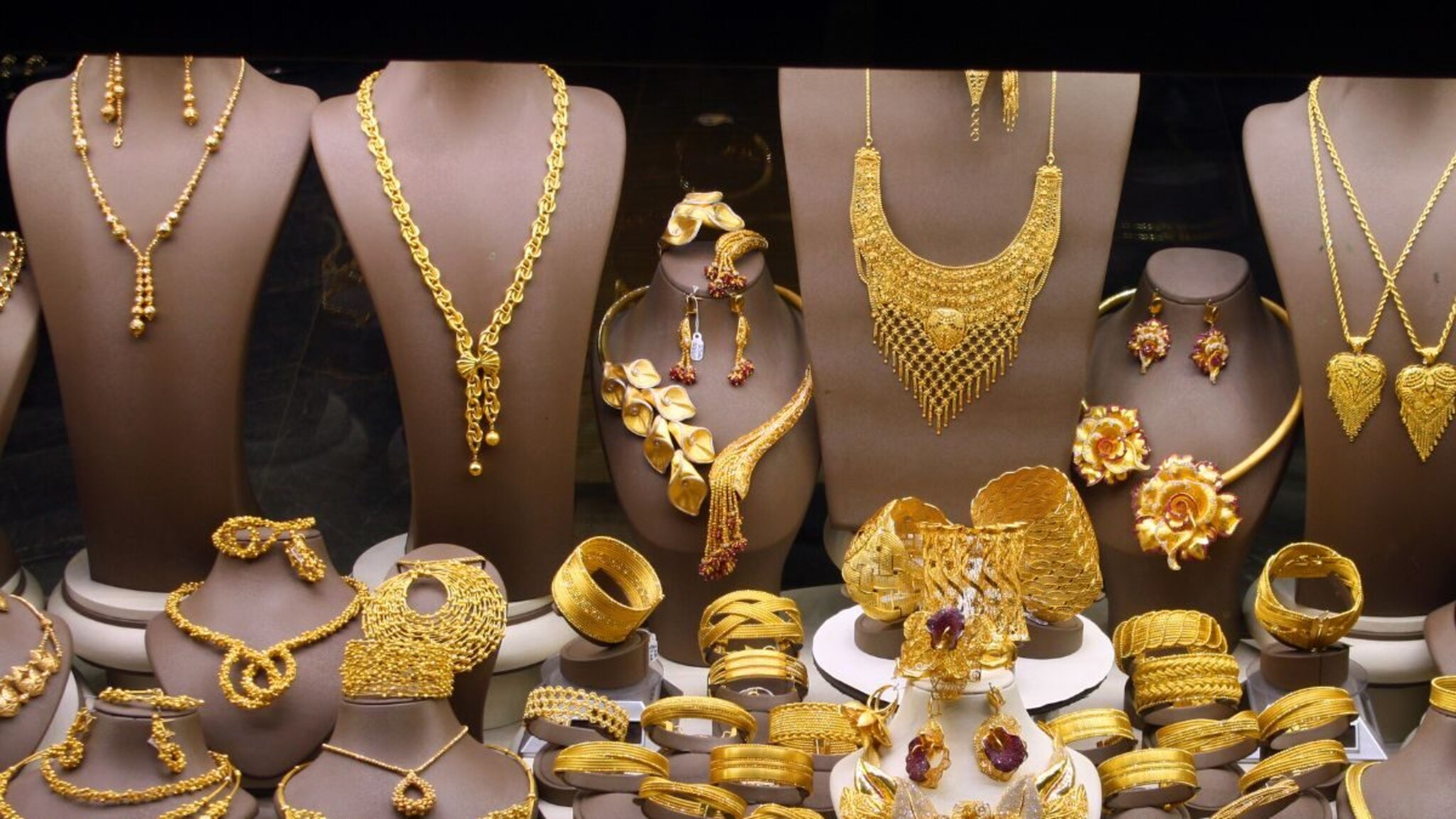 Gold Silver Rate Today: आठवड्याच्या सुरुवातीलाच खूशखबर! पुन्हा घसरले सोन्या-चांदीचे दर, 1 ग्रॅमला किती मोजावे लागणार?