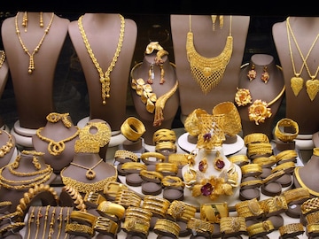 अरे बापरे हे काय झालं! 12 तासांत 3500 रुपयांनी महाग झालं सोनं, चांदीचे दर काय? अरे बापरे हे काय झालं! 12 तासांत 3500 रुपयांनी महाग झालं सोनं, चांदीचे दर काय?