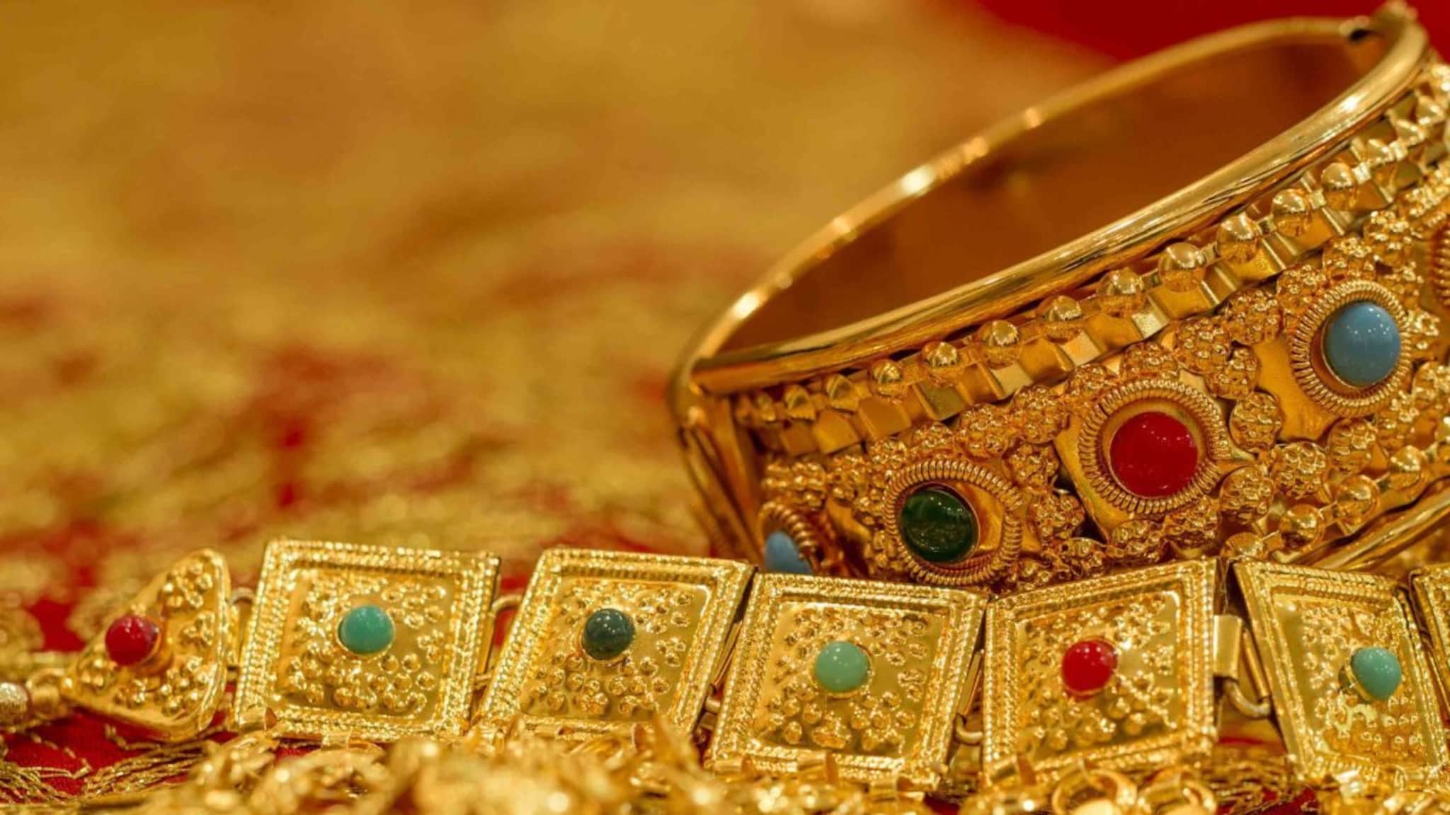 Gold Price : वाढत्या दराची चमक उतरली, दिवाळीपासून आतापर्यंत किती रुपयांनी स्वस्त झालं सोनं?