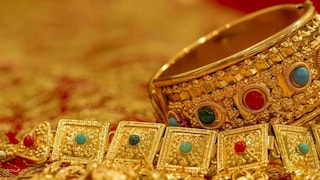 वाढत्या दराची चमक उतरली, दिवाळीपासून आतापर्यंत किती रुपयांनी स्वस्त झालं सोनं? वाढत्या दराची चमक उतरली, दिवाळीपासून आतापर्यंत किती रुपयांनी स्वस्त झालं सोनं?