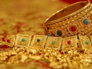 वाढत्या दराची चमक उतरली, दिवाळीपासून आतापर्यंत किती रुपयांनी स्वस्त झालं सोनं? वाढत्या दराची चमक उतरली, दिवाळीपासून आतापर्यंत किती रुपयांनी स्वस्त झालं सोनं?