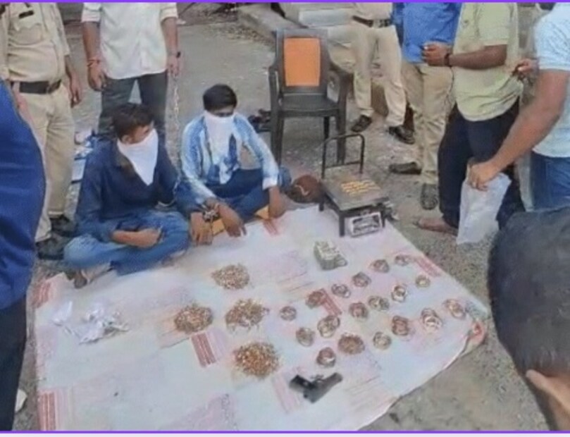 या आरोपींना पोलिसांनी बरवानी येथील सेंधवामध्ये अटक केली, त्यांच्याकडून पोलिसांनी 10 कोटी रुपयांचे 9.424 किलो सोनं, 35 हजार रुपयांची रोकड, एक पिस्तूल आणि दोन काडतुसे जप्त केली.