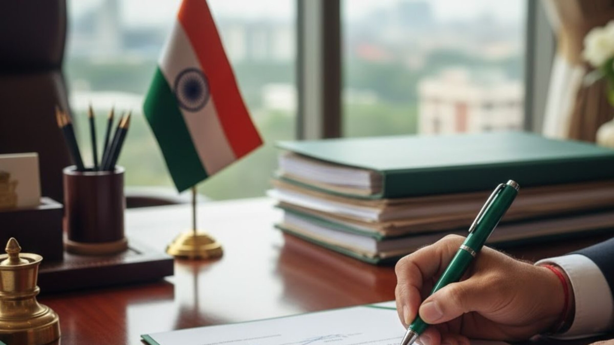 GK : सरकारी अधिकारी नेहमी हिरव्या शाईचा पेन का वापरतात? यामागचं कारण 99 टक्के लोकांना माहितीच नाही