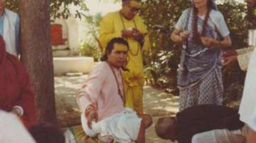  शम्मी कपूर यांच्या पत्नीच्या कुटुंबाने 1974 मध्ये हैड़ाखान बाबांना घरी आमंत्रित केलं. शम्मींना त्यांना भेटण्यात काहीही रस नव्हता. ते चित्रपटाच्या शूटिंगमध्ये व्यस्त होते, पण कुटुंबाच्या आग्रहामुळे तिथे गेले.