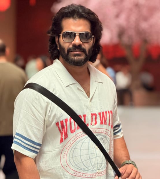  1. मराठी मनोरंजनसृष्टीतील लोकप्रिय अभिनेता हार्दिक जोशीचा काही वर्षांपूर्वी एक गंभीर अपघात झाला होता. नुकतच 'कविरत स्टुडिओ'ला दिलेल्या मुलाखतीत अभिनेत्याने अपघाताचा प्रसंग शेअर केला आहे.