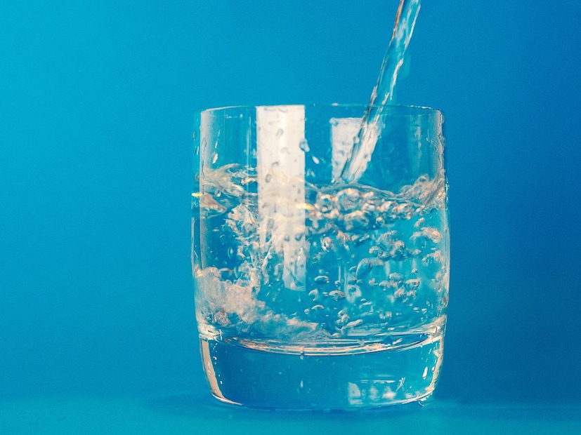 चहापूर्वी पाणी प्यायल्याने काय होतं?एक्स्पर्ट्सच्या मते, चहा पिण्यापूर्वी थोडे कोमट पाणी पिणे खूप फायदेशीर असते. कारण: सकाळी झोपेतून उठल्यानंतर शरीरातील पचनक्रिया मंद असते. अशा वेळी थोडं पाणी घेतल्याने शरीर हायड्रेट होतं आणि पचन संस्थेला जाग येते.