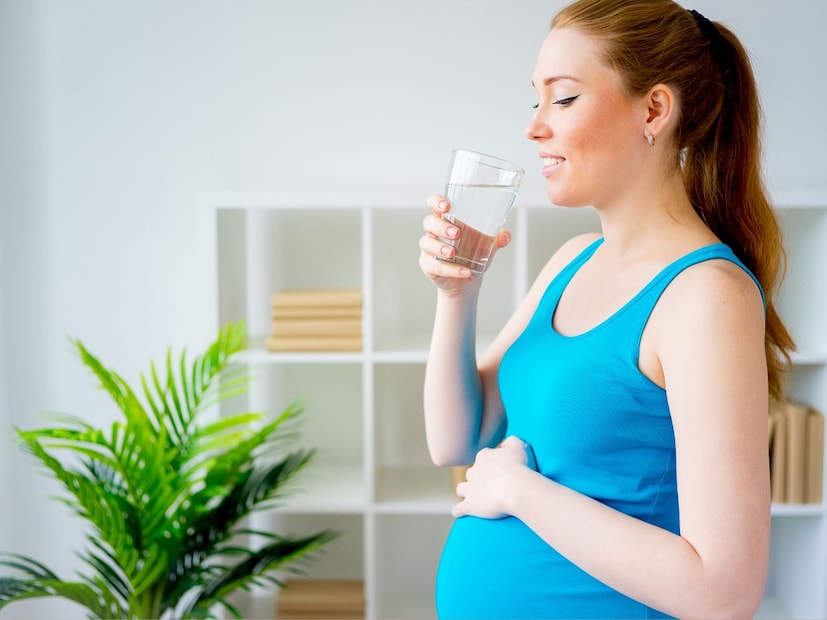 यामुळे पोट रिकामं राहत नाही, त्यामुळे चहातील कॅफिन थेट आम्लपित्त (acid reflux) निर्माण करत नाही.कोमट पाणी शरीरातील टॉक्सिन्स बाहेर काढण्यात मदत करतं आणि दिवसभरातील ऊर्जा वितरण योग्य ठेवतं.