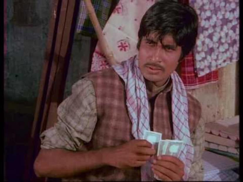  'सौदागर' या चित्रपटात एकूण आठ गाणी होती. त्यापैकी ‘तेरा मेरा साथ रहे’ (लता मंगेशकर), ‘हर हसीन चीज का’ (किशोर कुमार) आणि ‘सजना है मुझे सजना के लिए’ (आशा भोसले) ही गाणी सर्वाधिक लोकप्रिय झाली आणि आजही लोकांना आवडतात.