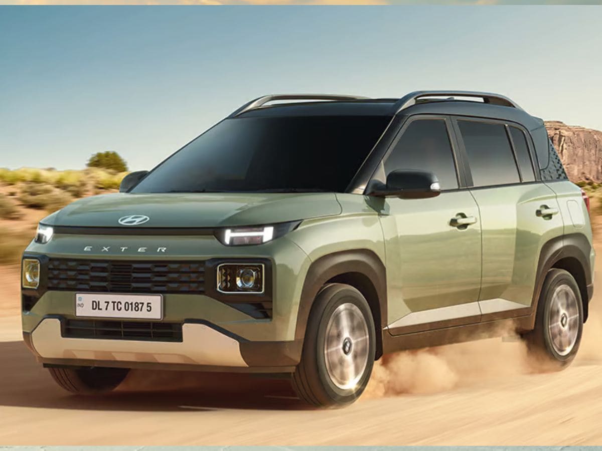 Hyundai Exter: ही मायक्रो-एसयूव्ही आहे. जी 2026 फेसलिफ्टनंतर HX4+ ट्रिममध्ये सनरूफ ऑफर करते. सनरूफसह याची किंमत 8.06 लाख रुपयांपासून सुरू होते. 1.2 लिटर पेट्रोल (83 hp) किंवा सीएनजीसह MT/AMT ऑप्शन मिळतो. कॉम्पॅक्ट साइज, हाय ग्राउंड क्लियरेन्स आणि मॉडर्न फीचर्ससह शहरातील ड्रायव्हिंगसाठी ही आयडियल आहे.
