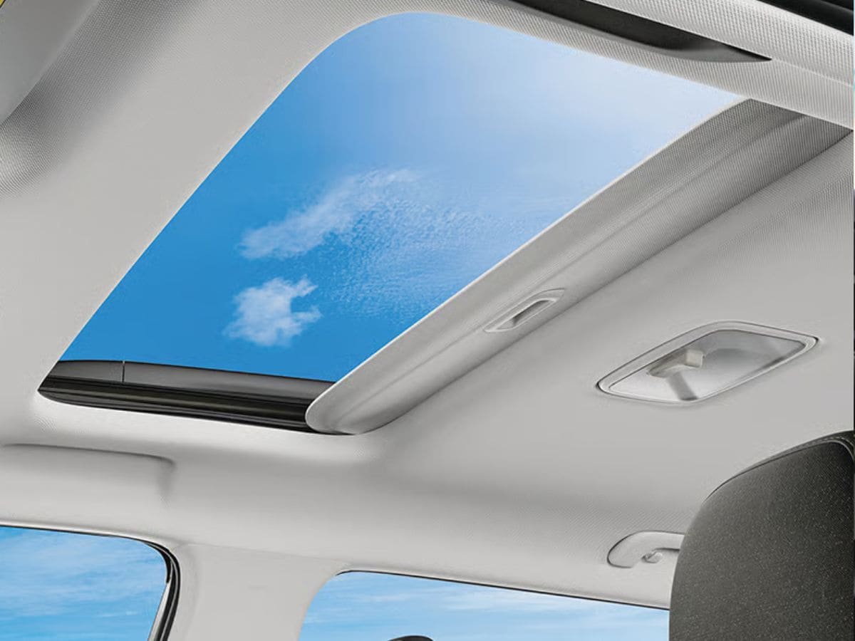 हुंडई एक्सटरमध्ये सिंगल-पेन इलेक्ट्रिक सनरूफसह वायरलेस चार्जर, रियर AC व्हेंट्ससारखे फीचर्स मिळतात. स्टायलिश डिझाइन आणि चांगल्या मायलेजसह बजेटमध्ये प्रीमियम एसयूव्ही एक्सपीरियन्स देते. फॅमिली आणि फर्स्ट-टाइम बायर्स दोन्हीसाठी हा शानदार ऑप्शन आहे.