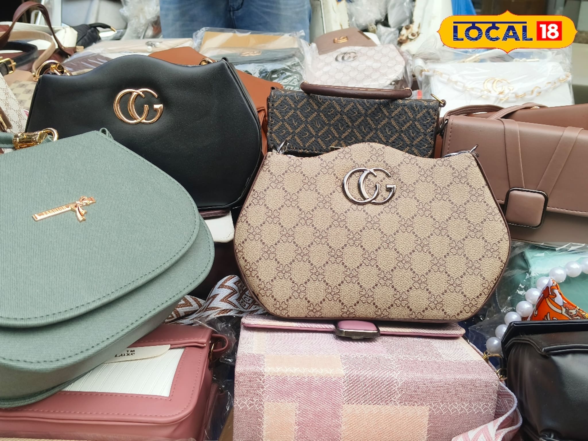 मुंबईतील क्रॉफर्ड मार्केटमध्ये फक्त ₹२५० पासून मिळतायत ट्रेंडींग बॅग्ज