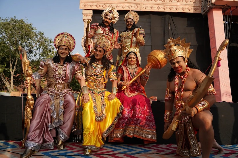 लव कुश रामलीला, जुनी दिल्ली: लव कुश रामलीला दरवर्षी लाल किल्ल्याच्या मैदानावर मोठ्या प्रमाणात आयोजित केली जाते. यामध्ये बॉलिवूड आणि टीव्ही स्टार देखील सहभागी होतात. भव्य स्टेज, भव्य सेट आणि अत्याधुनिक तंत्रज्ञानामुळे ते आणखी खास बनते.