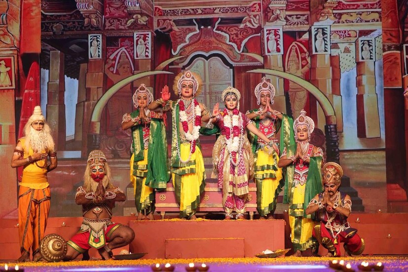 श्री रामलीला समिती लाल किल्ला: दिल्लीतील सर्वात जुन्या आणि लोकप्रिय रामलीलांपैकी एक म्हणजे लाल किल्ल्याच्या मैदानावर आयोजित केलेली श्री रामलीला. भव्य कार्यक्रम, आकर्षक चित्ररथ आणि आतषबाजी पाहण्यासारखे आहे.