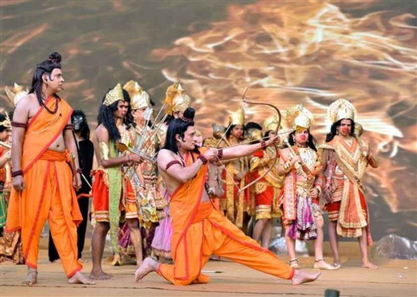 माधव पार्क रामलीला: माधव पार्क रामलीलामध्ये कुटुंबासाठी अनुकूल आणि धार्मिक वातावरण आहे. स्थानिक कलाकारांनी सादर केलेले सादरीकरण साधेपणा आणि भक्तीची खोली दर्शवते. ही रामलीला सर्व वयोगटातील लोकांना आकर्षित करते.