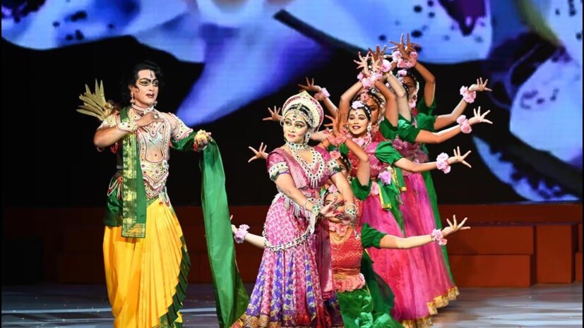 नवरात्र आणि दसरा या सणांच्या आगमनाने दिल्लीतील वातावरण खास बनते. संपूर्ण शहरात रामलीला आयोजित केल्या जातात, जिथे भगवान रामाची कथा भव्य आणि रंगीत पद्धतीने सादर केली जाते.