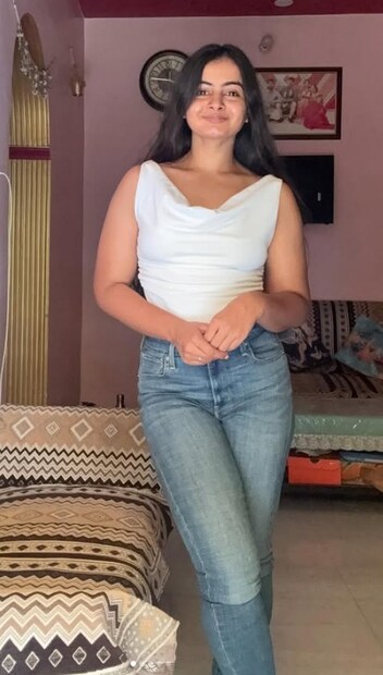 जिममध्ये न जाता किंवा महागड्या डाएट प्लॅनचे पालन न करता वजन कसे कमी करावे असा प्रश्न आपल्याला अनेकदा पडतो, परंतु सोशल मीडिया इन्फ्लुएंसर साक्षी यादवचा वेट लॉस प्रवास तुमचा विचार बदलू शकतो. तिने घरी सोप्या व्यायामांचा वापर करून फक्त सहा महिन्यांत 25 किलो वजन कमी केले.